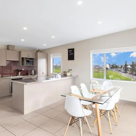Townhouse Close To Cbd With Onsite Parking And Garaging